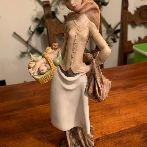 Fontanini 11" La statue woman basket imported Italy 2014 - Picture 2 of 12